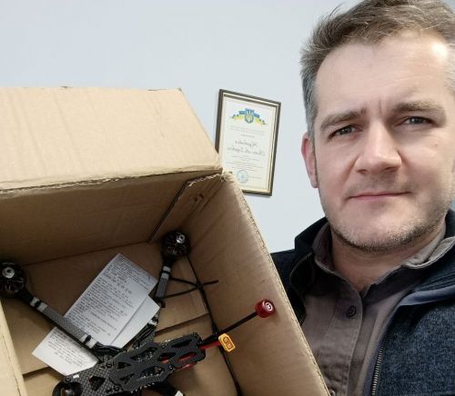 
Тернополяни власноруч виготовили та відправили на передову дрон, вартістю 15 тис грн (фото)