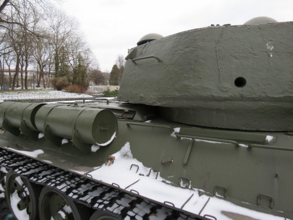 Кому майже за пів мільйона можуть продати корпус танка зі Старого парку в Тернополі