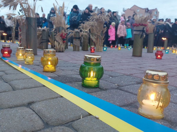 Молимося за мільйони душ… У Тернополі запалили свічки пам'яті