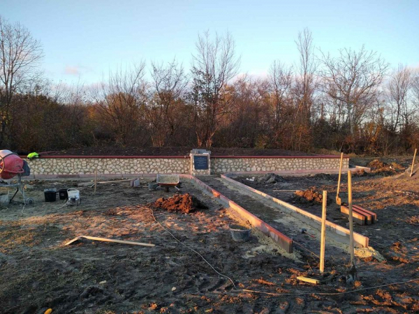 Встановили пам'ятний знак: на Тернопільщині завершили облаштування місця для перепоховання римо-католиків (фото)
Встановили пам'ятний знак: на Тернопільщині завершили облаштування місця для перепоховання римо-католиків (фото)