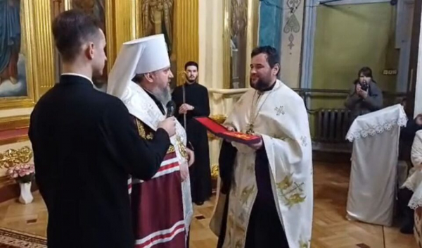 Отець Володимир Буграк з Кременця отримав іменний хрест від предстоятеля ПЦУ митрополита Епіфанія