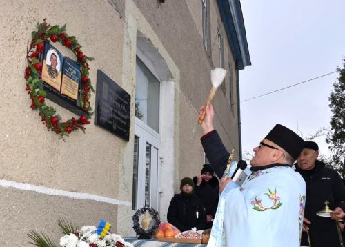 
Загинув, рятуючи побратимів: на Бучаччині відкрили меморіальну дошку полеглому воїну Миколі Луціву (фото)