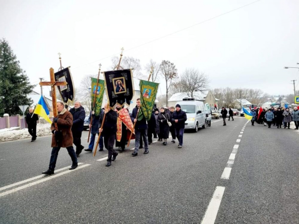 Два десятка священників та сотні людей проводять в останню путь захисника Ярослава Кондришина