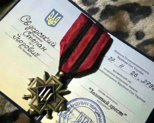 
Почесну нагороду "Золотий хрест" від Залужного отримав військовий з Гусятинщини (фото)