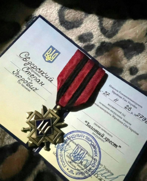 
Почесну нагороду "Золотий хрест" від Залужного отримав військовий з Гусятинщини (фото)