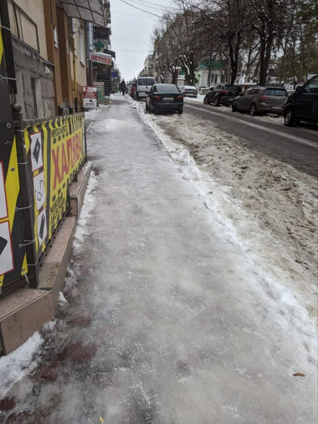 
У Тернополі таки запрацював "розпіарений" тротуар з підігрівом (фото)