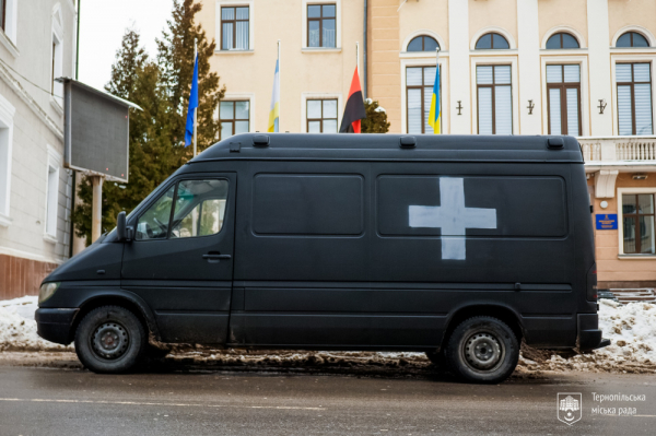 
Працівники Тернопільської міськради "скинулися" на автомобіль "швидкої" для захисників (фото)