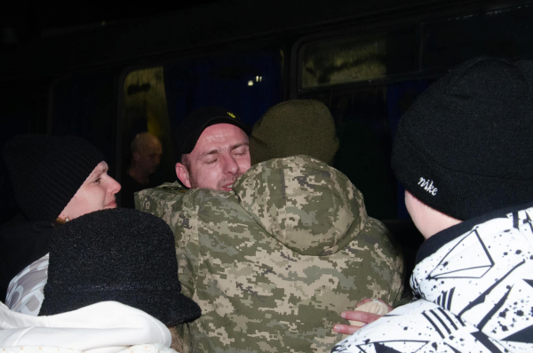 
Майже два роки чекання заради зустрічі: додому з полону повернулися військовослужбовці з Тернопільщини (фото)