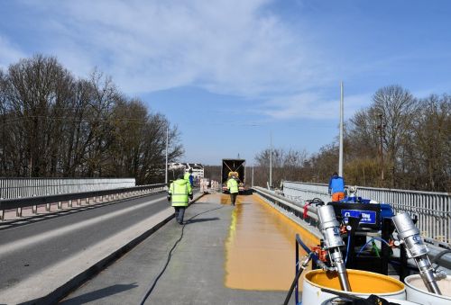 
На шляхопровід біля Тернополя нанесли спеціальне захисне покриття (фото)