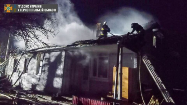 Повністю згорів дах: уночі на Чортківщині сталася пожежа будинку