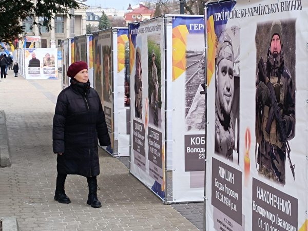 Можна покласти квіти та запалити лампадки: у центрі Тернополя встановлюють портрети загиблих Героїв