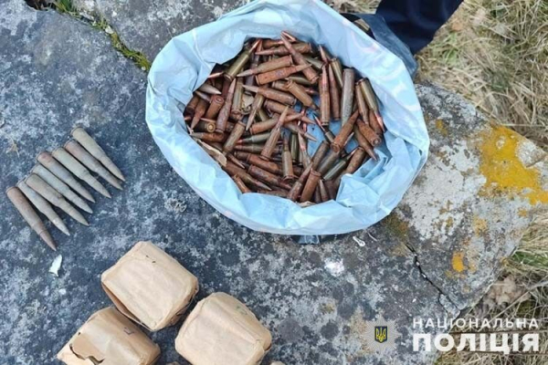 Мешканець Почаєва добровільно здав у поліцію цілий арсенал