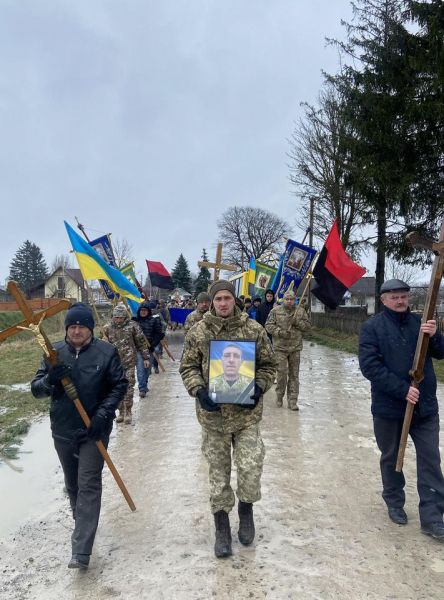 
Накрили домовину синьо-жовтим прапором: у Тернопільському районі поховали 41-річного бійця (фото)