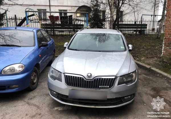
У Тернополі водій легковика наїхав на дівчину та втік з місця аварії: порушника шукали патрульні