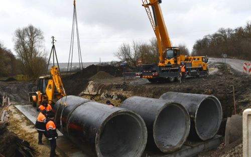 
Ремонтують міст на одній з найбільш завантажених доріг на Тернопільщині (фото)