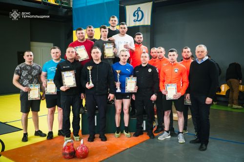 
Команда тернопільських рятувальників здобула «срібло» у турнірі з гирьового спорту (фото)