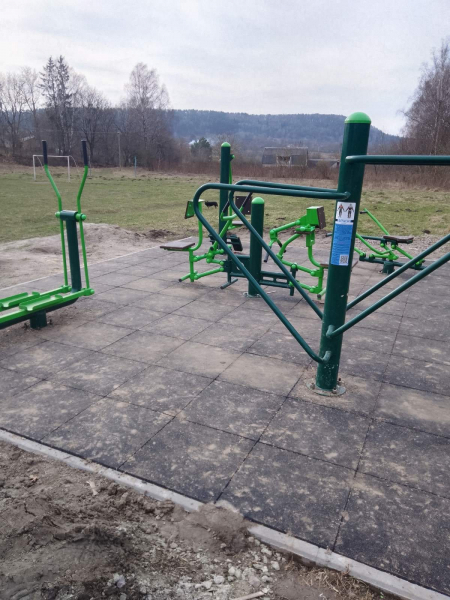 
У селі на Кременеччині тепер є сучасний спортмайданчик з тренажерами (фото)