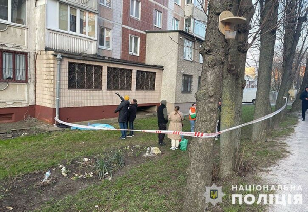 У Тернополі з вікна 8 поверху випала жінка