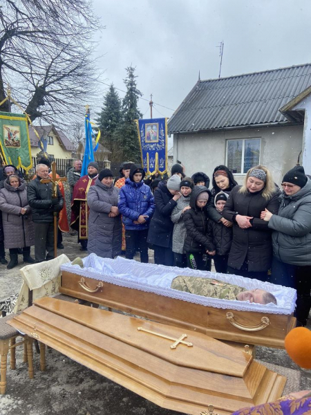
Накрили домовину синьо-жовтим прапором: у Тернопільському районі поховали 41-річного бійця (фото)