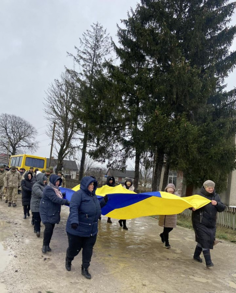 
Накрили домовину синьо-жовтим прапором: у Тернопільському районі поховали 41-річного бійця (фото)