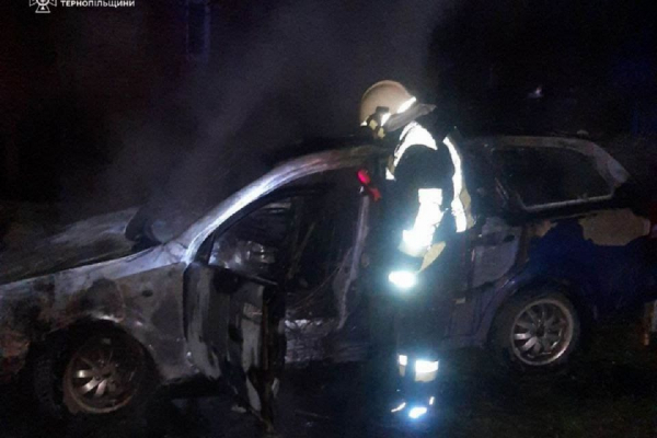 На Тернопільщині під час пожежі автомобіля врятовано водія