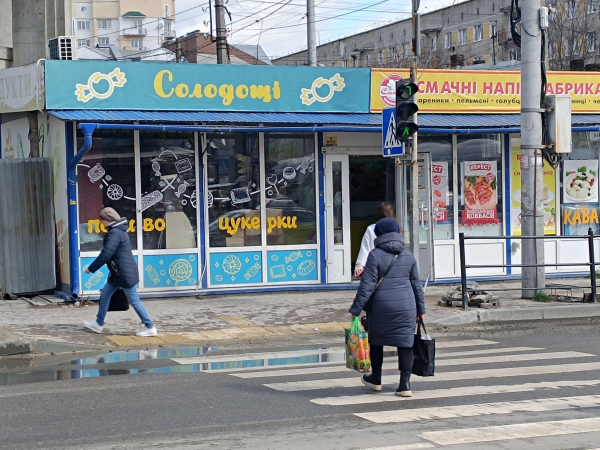 Знімають асфальт та кладуть нову бруківку: на вулиці Торговиці знижують висоту бордюрів