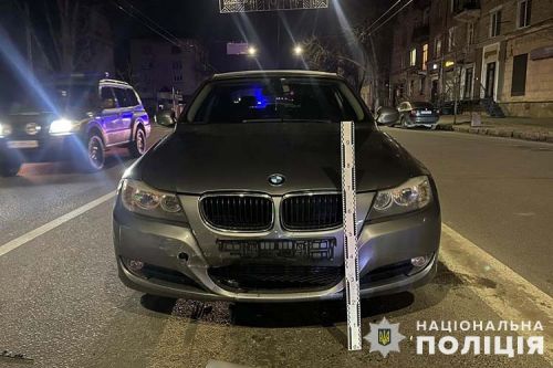 
У центрі Тернополя водій на BMW протаранив попутнє авто (фото)