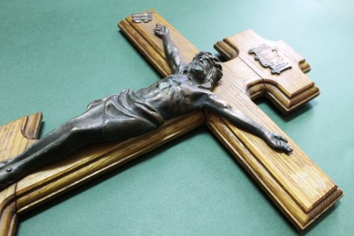 
Капелан передав у Тернопільський музей ікону, підсвічник та хрест, які він возив із собою на передову (фото)