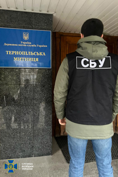 Корупційна схема завдала збитків на 2 млн: СБУ викрила двох інспекторів на Тернопільській митниці