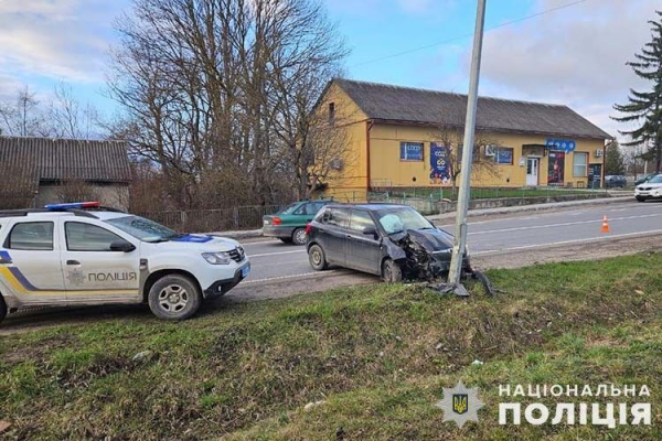 У Тернополі авто влетіло в електроопору – постраждала 8-річна дитина