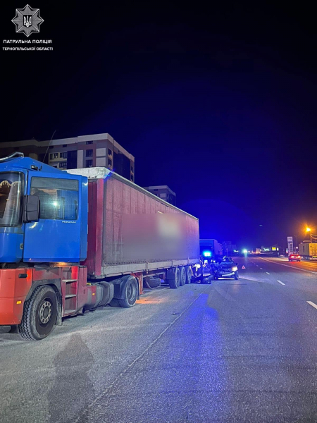 
У Тернополі вночі п’яний водій «Тойоти» в’їхав у вантажівку (фото)