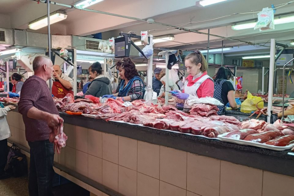 Скільки коштує м’ясо до Великоднього столу у Тернополі: порівняли ціни у супермаркетах та на ринку