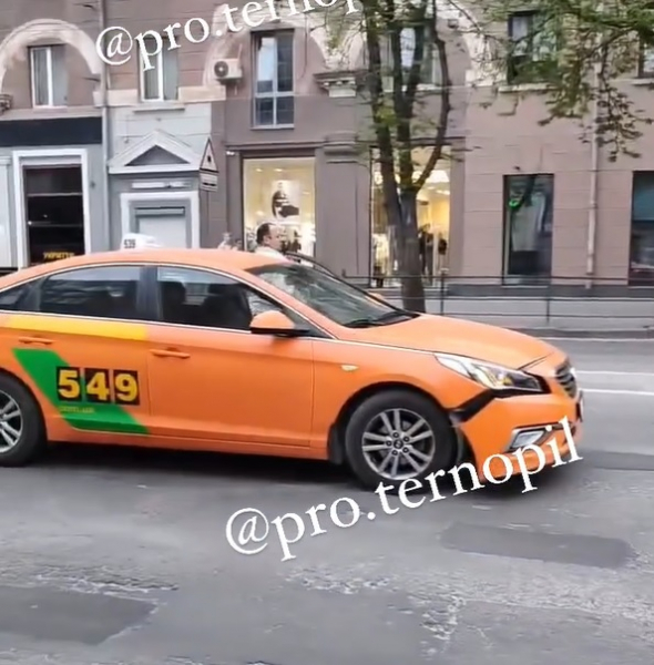 
У центрі Тернополя велосипедист потрапив у ДТП: чоловіка з важкими травмами забрали в лікарню