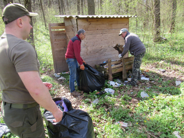 Територію біля Джуринського водоспаду прибрали до початку туристичного сезону