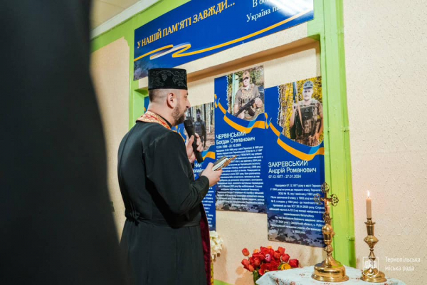 У школі №18 вшанували пам'ять випускників, які загинули у російсько-українській війні У школі №18 вшанували пам'ять випускників, які загинули у російсько-українській війні