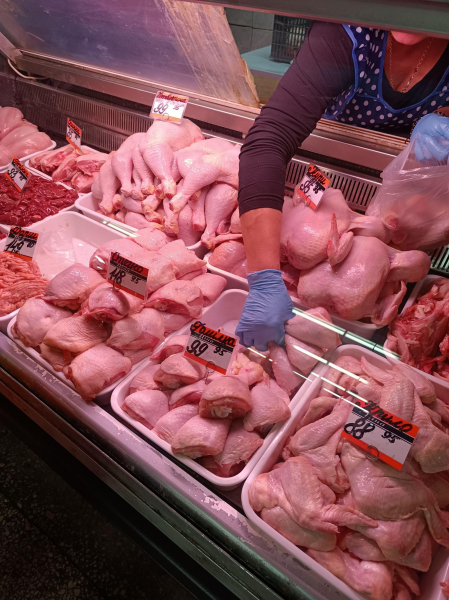 Скільки коштує м’ясо до Великоднього столу у Тернополі: порівняли ціни у супермаркетах та на ринку