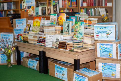 
Понад 1200 книжок зібрали жителі Тернопільської області та передали у Чорнобаївську громаду