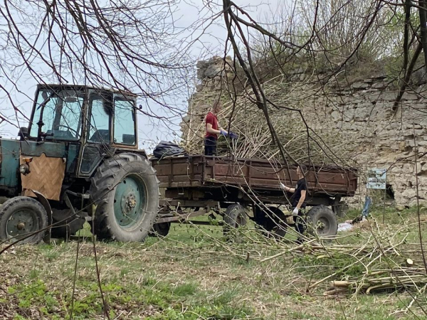 Весняна толока: учні коледжу прибрали територію навколо зруйнованої пам'ятки архітектури у Залізцях (фото)
Весняна толока: учні коледжу прибрали територію навколо зруйнованої пам'ятки архітектури у Залізцях (фото)