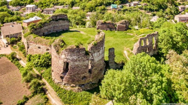 Древній замок на Тернопільщині зустріне туристичний сезон з новим обличчям. Фоторепортаж
