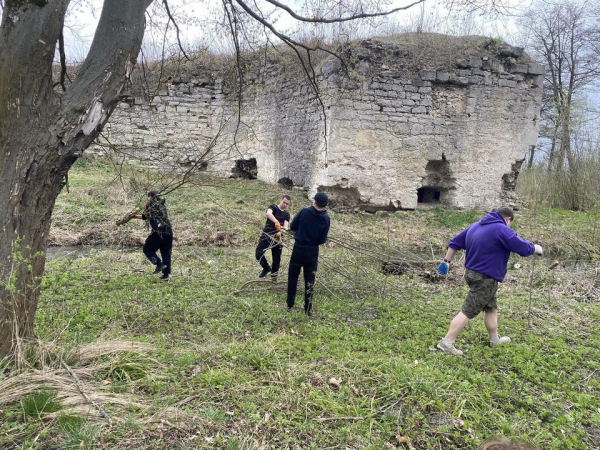 Весняна толока: учні коледжу прибрали територію навколо зруйнованої пам'ятки архітектури у Залізцях (фото)
Весняна толока: учні коледжу прибрали територію навколо зруйнованої пам'ятки архітектури у Залізцях (фото)