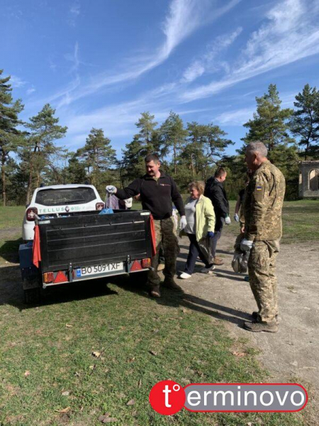 Закидані непотребом схили древньої фортеці на Тернопільщині розчистили від сміття