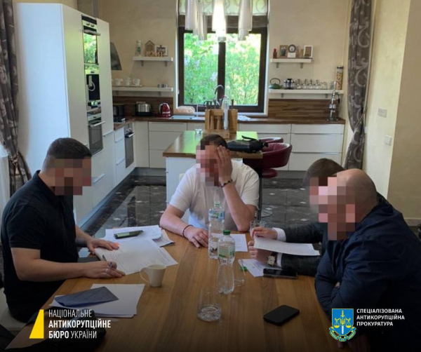 На митниці депутат і підприємці організували масштабну нелегальну схему (фото)
На митниці депутат і підприємці організували масштабну нелегальну схему (фото)