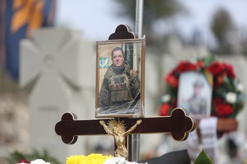 
Під залпи пострілів і сльози рідних у Тернополі похоронили 29-річного захисника (фоторепортаж)