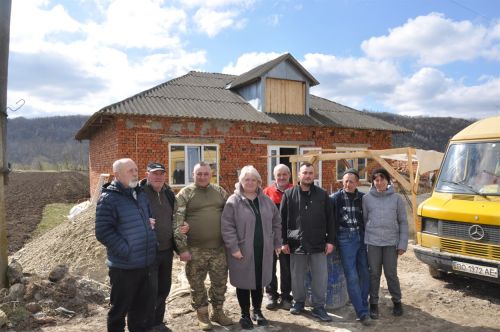 
Усім селом на Тернопільщині будують хату військовому, який втратив на війні обидві ноги (фото)