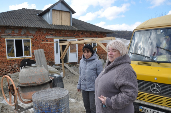 
Усім селом на Тернопільщині будують хату військовому, який втратив на війні обидві ноги (фото)