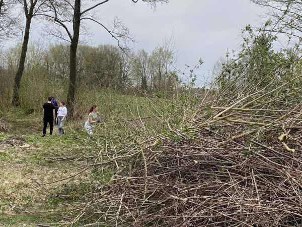 Весняна толока: учні коледжу прибрали територію навколо зруйнованої пам'ятки архітектури у Залізцях (фото)
Весняна толока: учні коледжу прибрали територію навколо зруйнованої пам'ятки архітектури у Залізцях (фото)