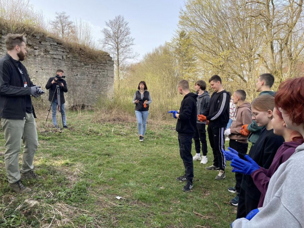 Весняна толока: учні коледжу прибрали територію навколо зруйнованої пам'ятки архітектури у Залізцях (фото)
Весняна толока: учні коледжу прибрали територію навколо зруйнованої пам'ятки архітектури у Залізцях (фото)