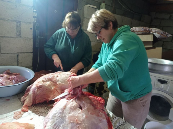 
На Кременеччині жителі села скинулися, купили свиню та готують смаколики для ЗСУ (фото)