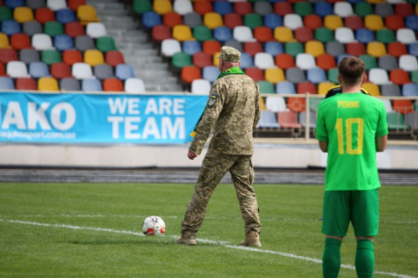 Військовий зробив символічний удар по мʼячу у матчі «Нива» Тернопіль — «Чернігів»