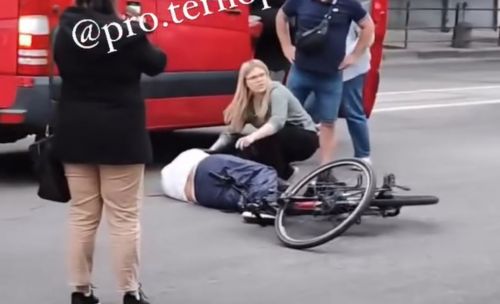 
У центрі Тернополя велосипедист потрапив у ДТП: чоловіка з важкими травмами забрали в лікарню